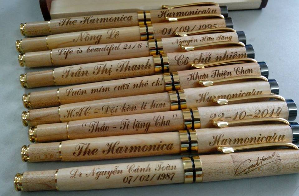 bút gỗ khắc tên harmonica
